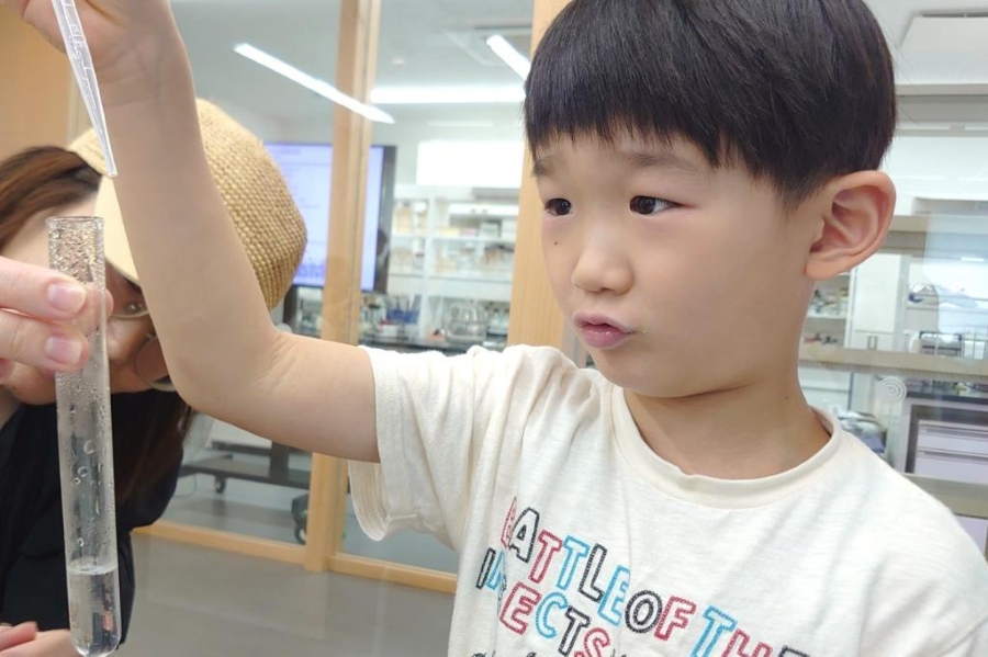 香りの成分を取り出します（高知県立牧野植物園提供）