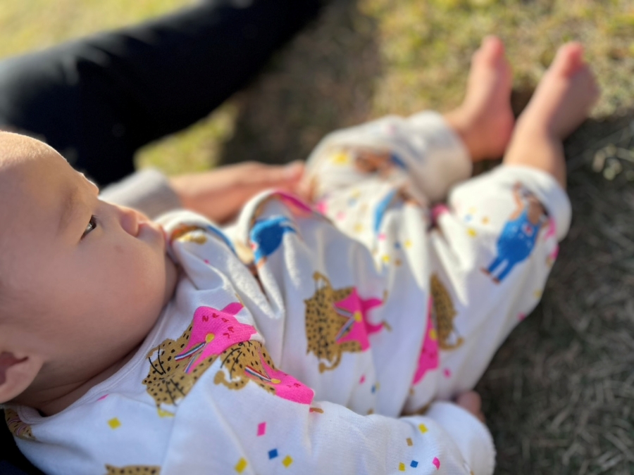 おでかけ好きの娘。初めて芝生を感じました！