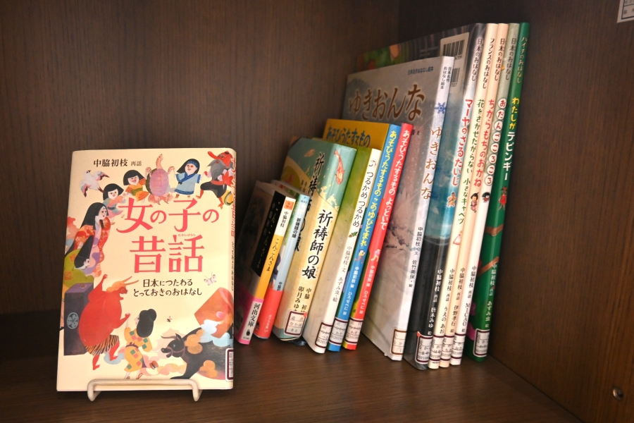 中脇初枝さんは昔話の再話にも力を入れています