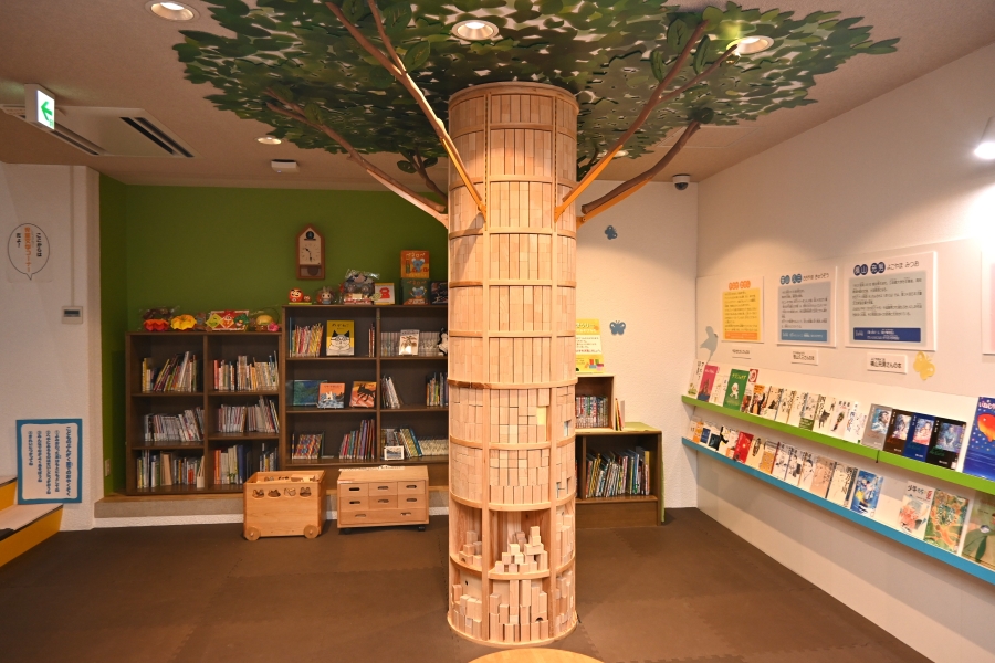 積み木ツリーは県産材で作られました