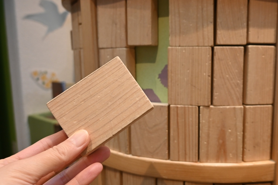 3段目と4段目の積み木は板状