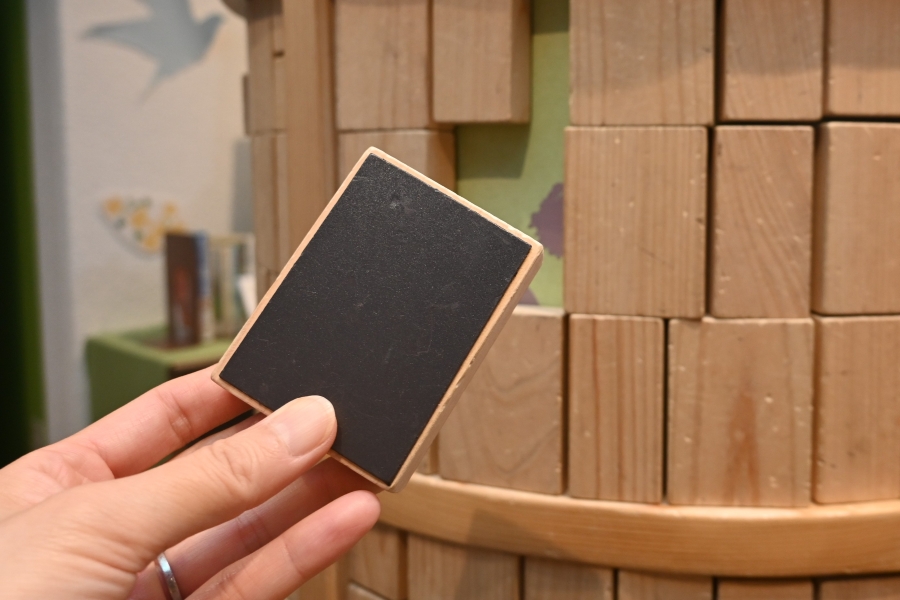 マグネットになっていて、貼り付けて遊べます