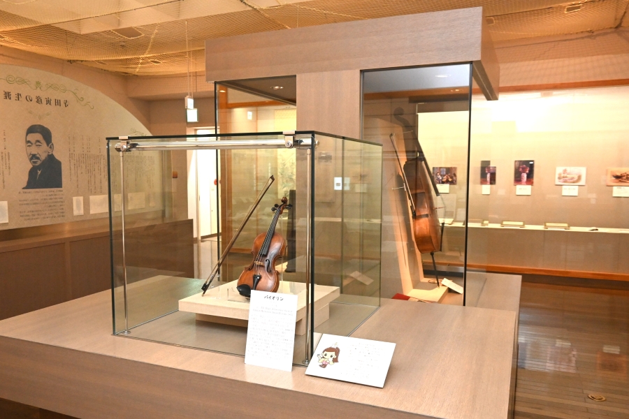 愛用した楽器も展示されていて、多彩な才能がうかがえます
