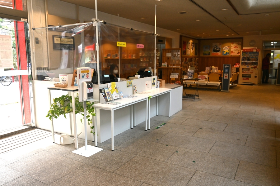 入り口を入った左側が受付。企画展や常設展を観覧する際はチケットが必要