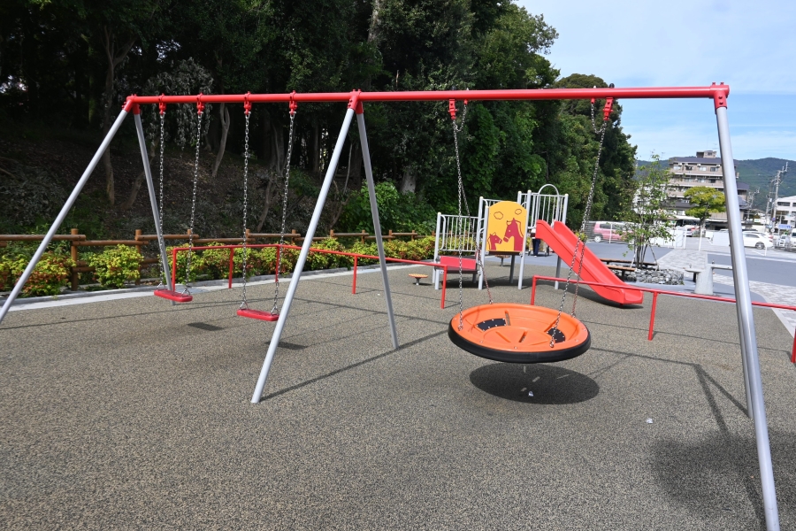インクルーシブデザインのブランコやすべり台で遊べます