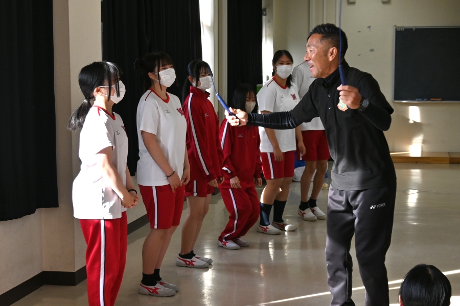 「みやもっち体育」を編み出した宮本忠男さん。高校生や専門学校生への指導にも力を入れています