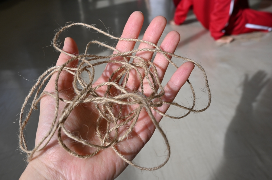 「これで縄跳びをして」