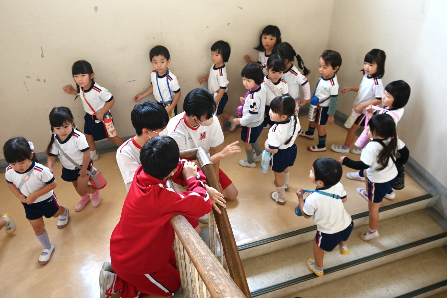 高校生のお兄さんたちに迎えられてドキドキ…