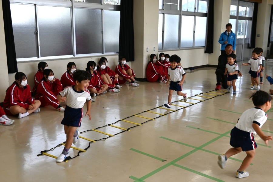 幼児は知らない場所では体を動かしづらいそう。高校の教室で、いつもの運動遊びです