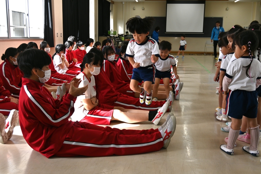 両足跳びは縄跳びにもつながる動きです