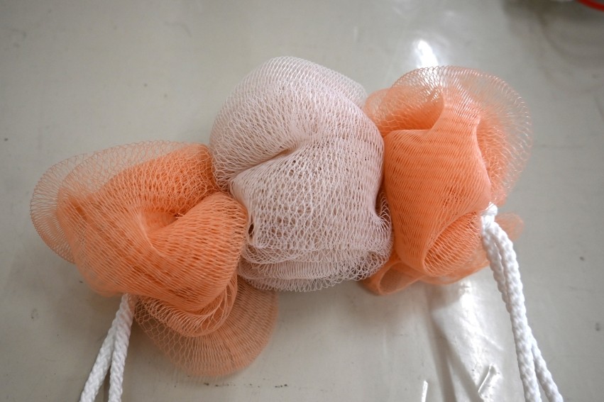 縄の中心部にはスポンジ