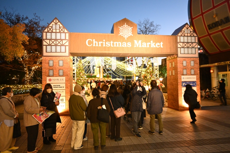 クリスマスマーケットのゲート。既に行列が