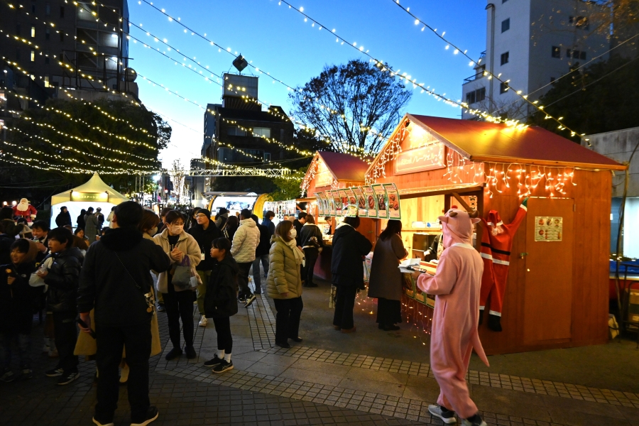 木造ヒュッテなどでグルメや雑貨などが販売されています