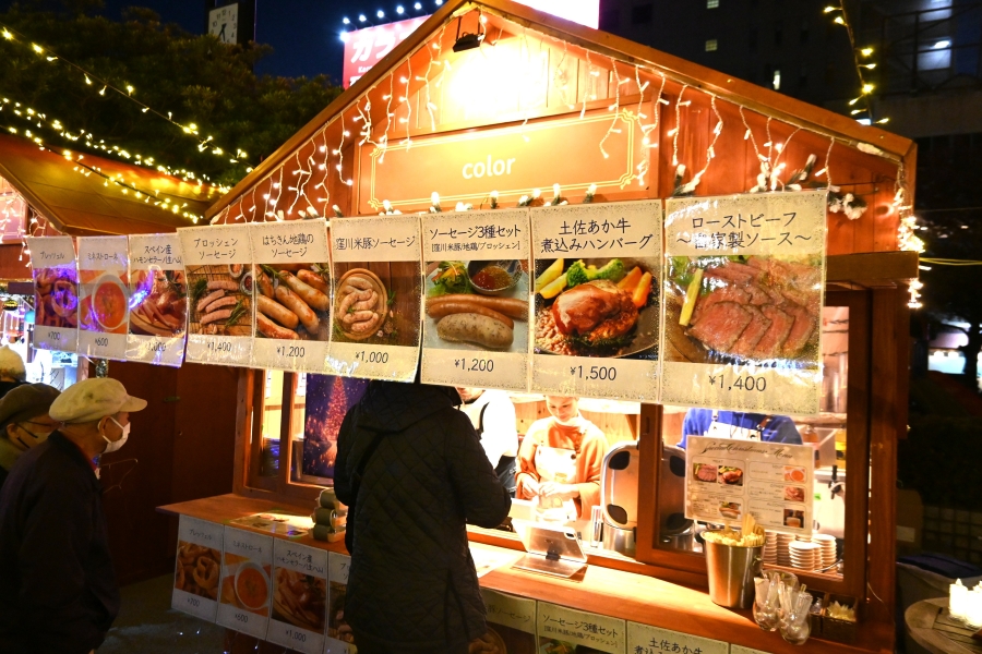 グルメのメニューは店先に大きく表示されていて分かりやすい！