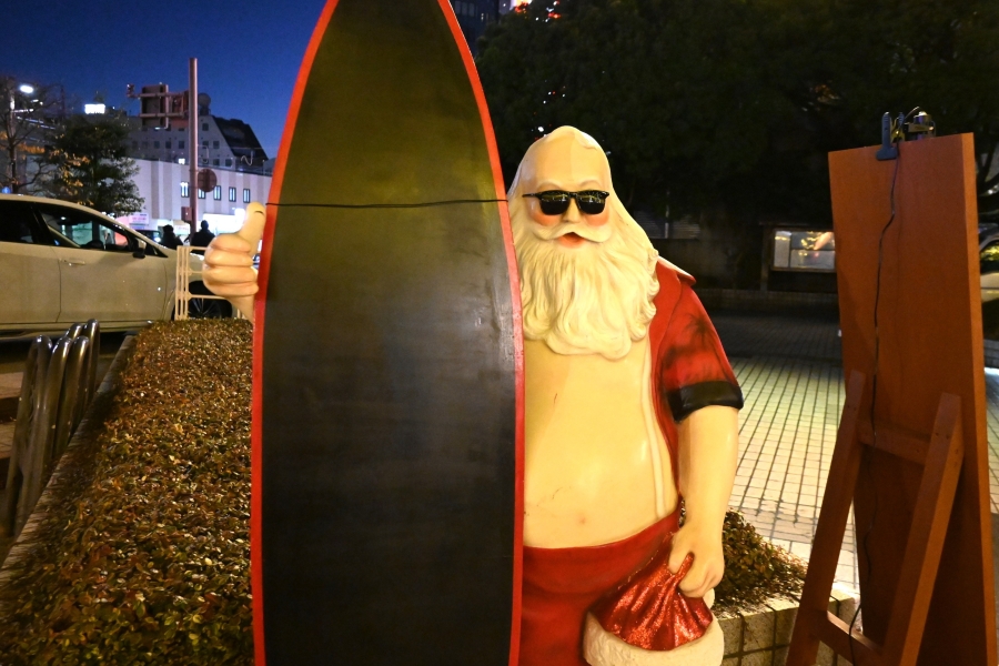 真夏のサンタ…寒そう