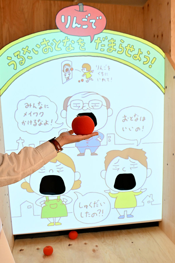 会場にはリンゴを投げるアトラクションがあります