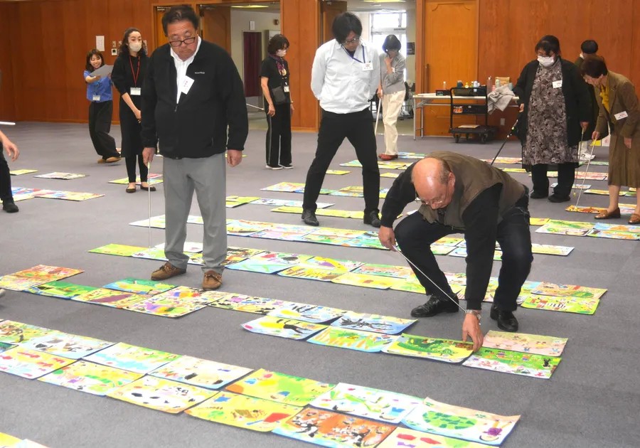 たくさんの力作が寄せられ、時間をかけて進められた図画部門の審査風景（高知新聞PLUS 2025年12月16日掲載）