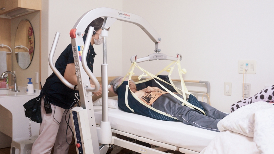 ノーリフティングケアではリフトなどを使い、介護職の身体への負担を軽くしています