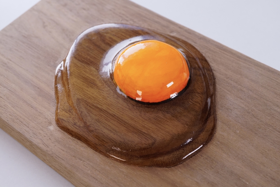 「生卵」。透明な白身も木です（©キボリノコンノ）