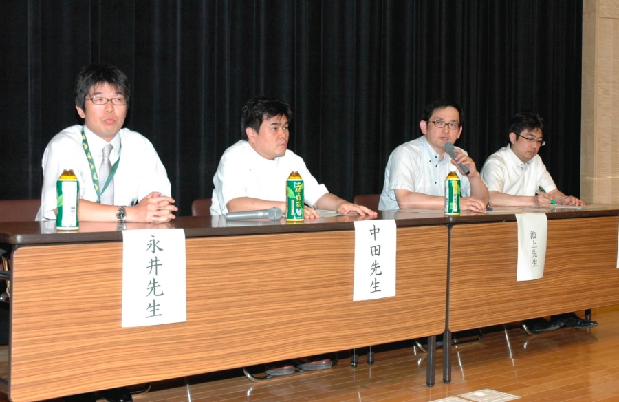 周産期医療の症例を話し合った検討会。子宮頸管の長さを測定する検査を徹底していくことがこの場で決まりました（高知新聞2012年8月10日掲載）