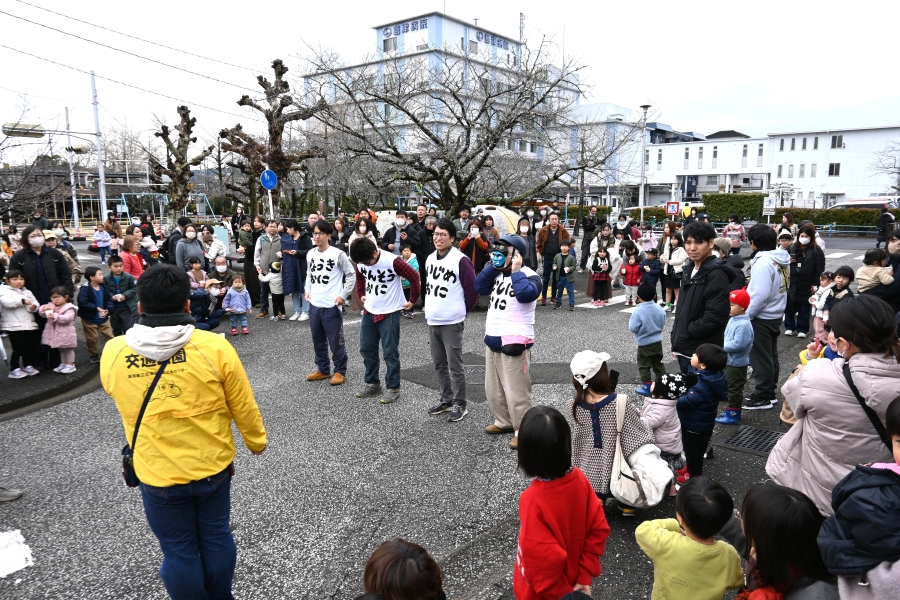 訪れたお父さんたちも鬼役を頑張っていました