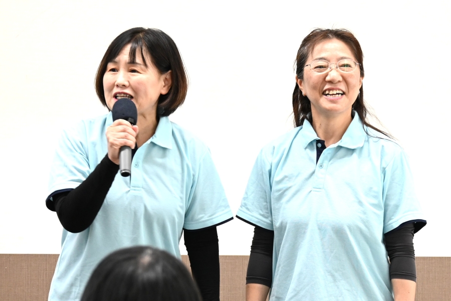 「いのちのおはなしキャラバン隊！土佐姉妹」として活動する助産師の谷泰子さん（左）と細川真利さん。親子向けの性教育に取り組んでいます