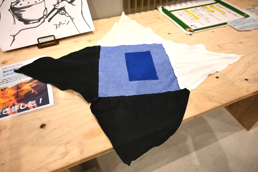 お弁当を包むのって実は難しい！手先の細かい動きが苦手な子どものために作られました。薄手の生地を使い、布の結び目の色を変えて視覚的にも分かりやすくしたそうです