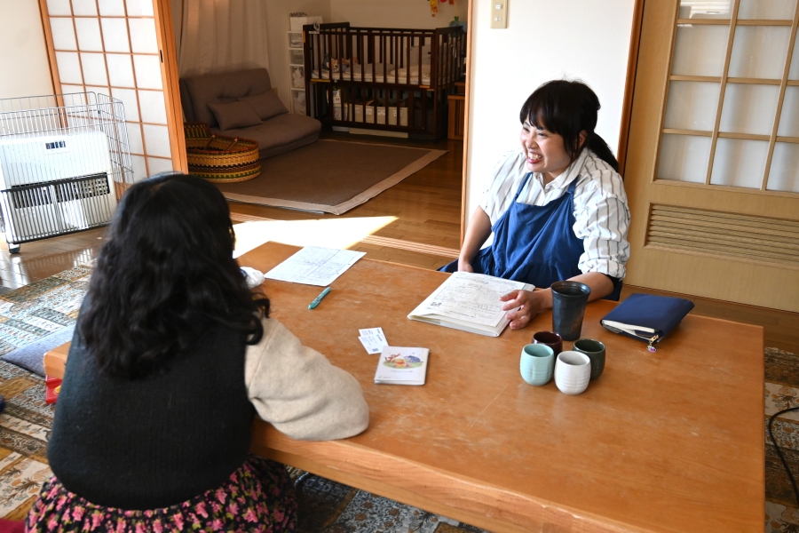 出産を前に問診中。和やかにおしゃべりしながら、どういうお産を希望するかなども話し合います