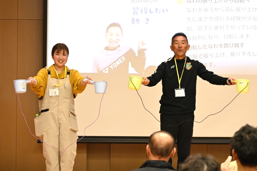 宮本忠男さんは「みやもっち体育」から縄跳びを紹介。こちらは風呂おけを使った「おけ縄跳び」