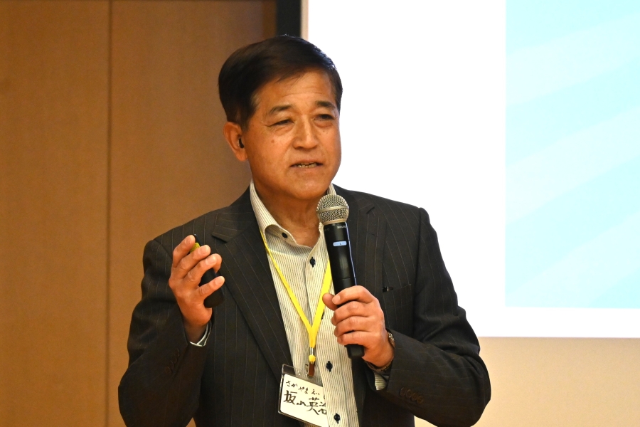 元小学校長の坂山英治さんは文化から生まれる学校教育を語り、「地球人」という視点の大切さを訴えました