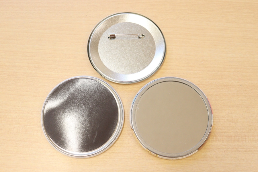 バッジ、マグネット、ミラーの 3 種類から一つ選べます