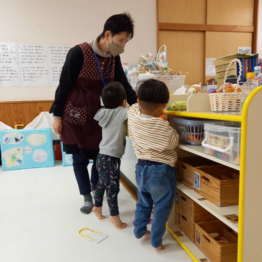 子どもが成長するに従って自分の気持ちを説明できるように関わっています（写真はいるかひろばの様子。本文とは関係ありません）