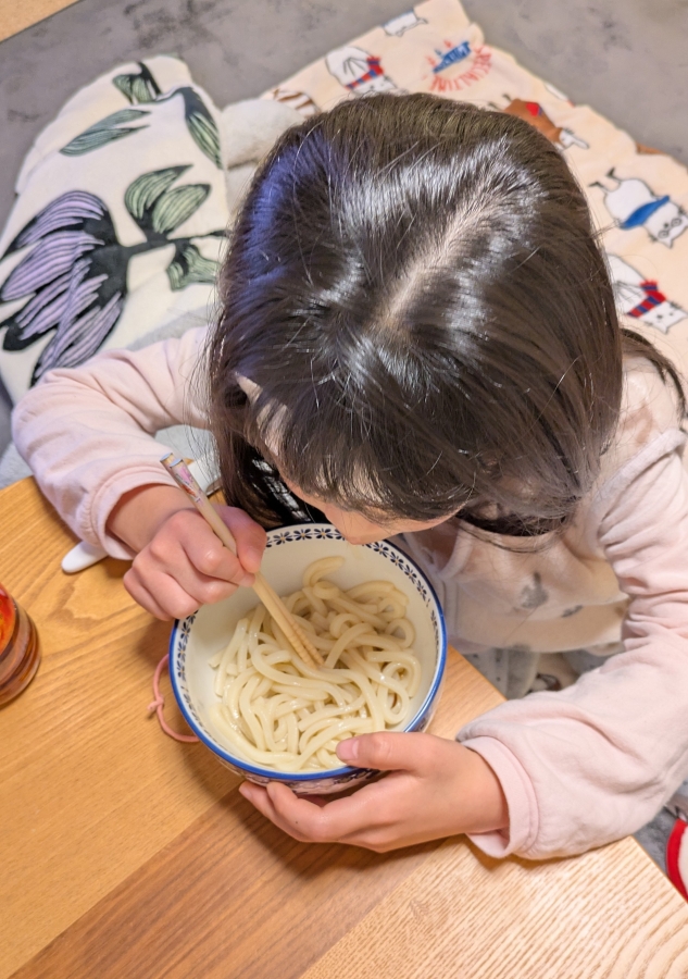 ちょっと食欲が出てきた次女。2人ともうどんからスタートしました