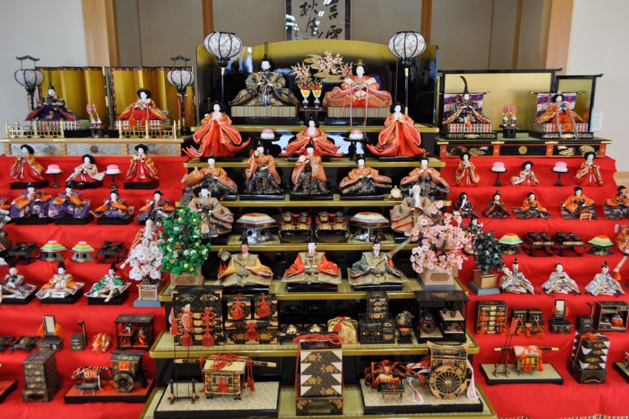 佐川町内の酒蔵の道沿い周辺にある古民家や歴史的建造物などにひな人形が展示されます（提供写真）