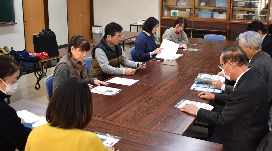 多様なメンバーが真剣に話し合いを重ねています