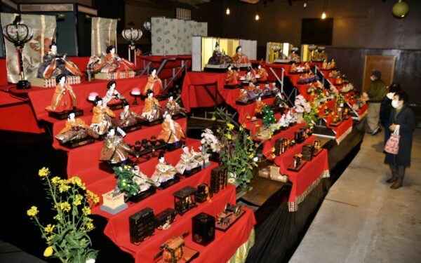 多くのひな飾りが並ぶ「ひだかさかぐらひなまつり」（高知新聞2024年2月27日掲載）