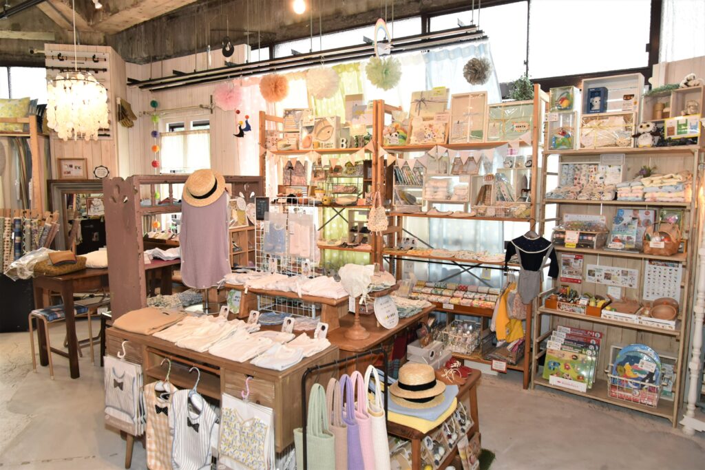 2階にはベビー用品や布団、おもちゃがずらり！