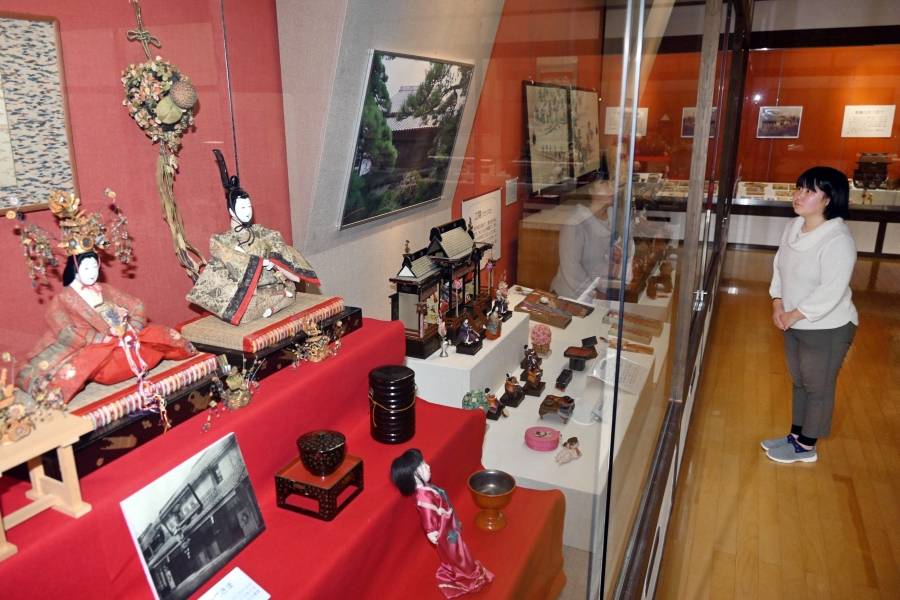 明治から昭和のひな人形が並ぶ特別展（高知新聞2024年2月22日掲載）