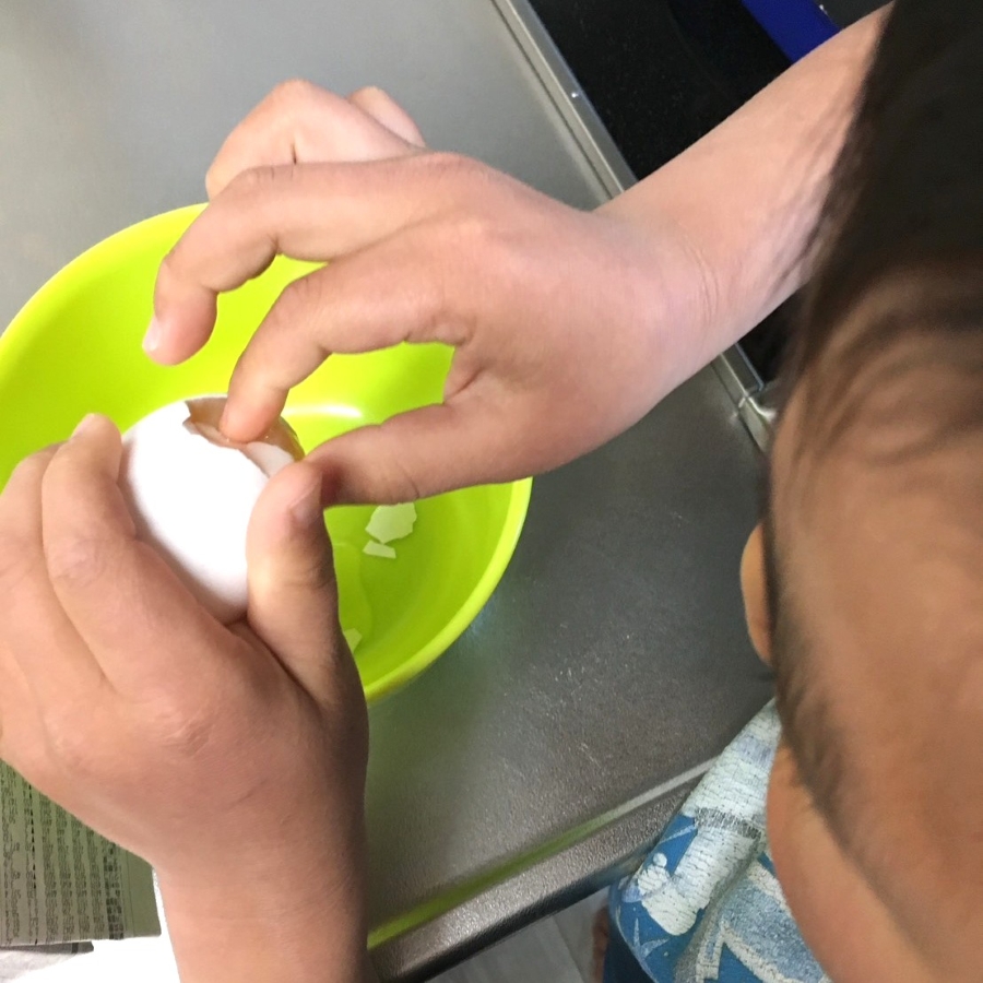 殻を割らずにむいてます！