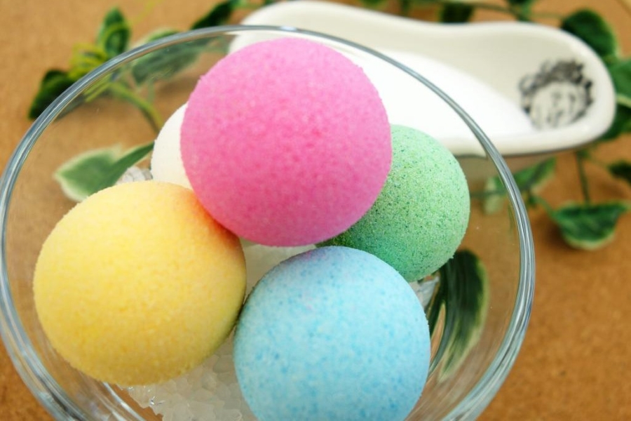 バスボム作りに挑戦（高知県立牧野植物園提供）