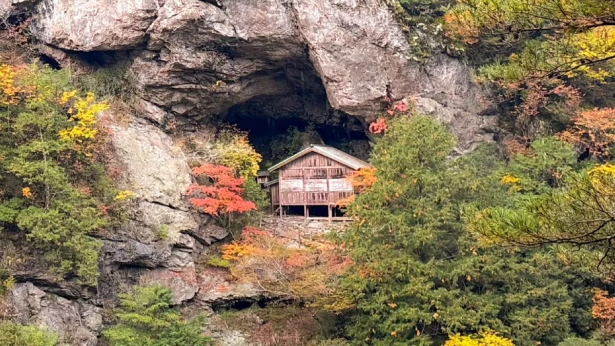 断崖の岩陰にお堂が…！秘境の神社仏閣ファンに人気！越知町の「聖神社」がクラウドファンディングに挑戦しています