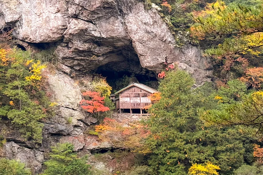 大タヲ山麓の断崖にたたずむ秘境の神社「聖神社」（提供写真）