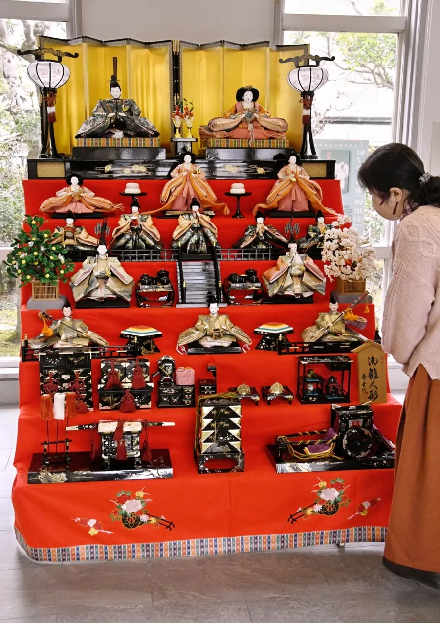 「まちなかひな祭り」で展示されたひな飾り（本山町の大原富枝文学館、高知新聞PLUS 2025年2月12日掲載）