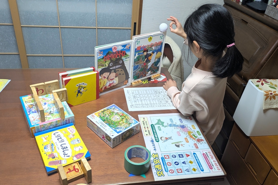 ある晩、実家に迎えに行くと、ピタゴラスイッチ遊びに夢中でした