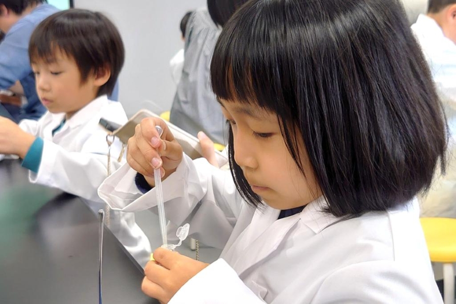 白衣を着て、研究者になりきります（高知県立牧野植物園提供）