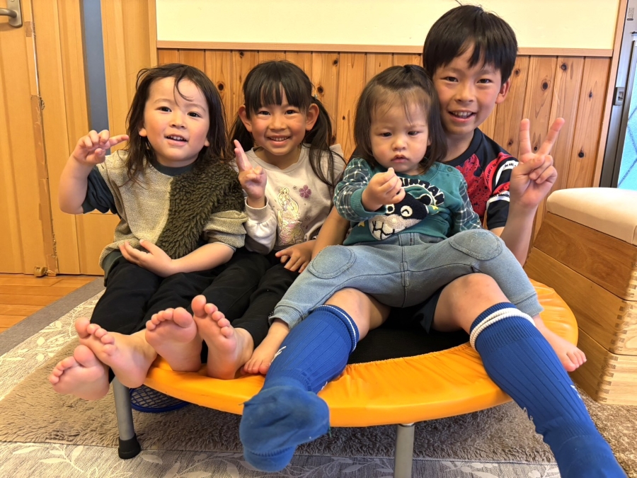 元気いっぱいの4きょうだい。家の中ではエネルギーがあり余っています