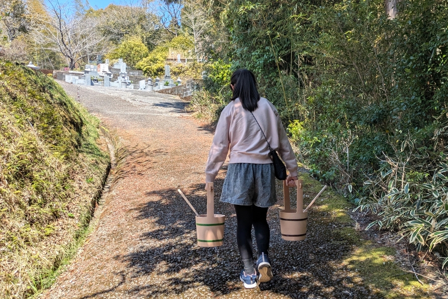 歩いてお墓まで。母を追い抜いてぐんぐん歩く長女