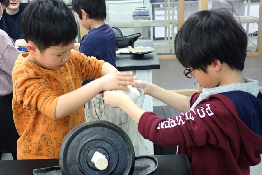 昔ながらの薬づくりに挑戦します（高知県立牧野植物園提供）