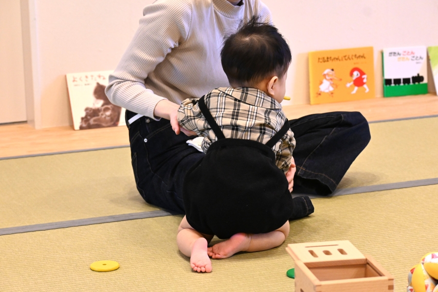 遊び終わって、ママの元へ（写真は森木さんの子育て講座より。本文とは関係ありません）