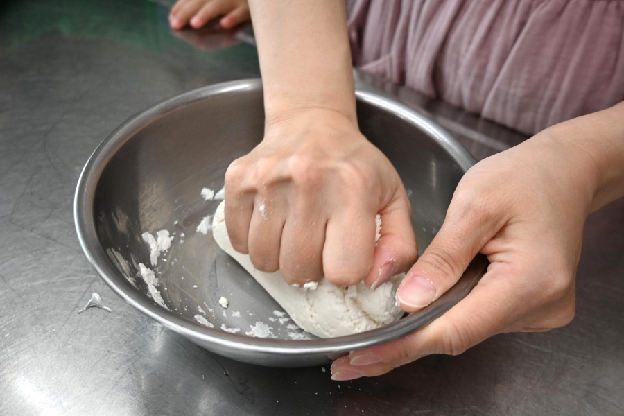 強めにこねます